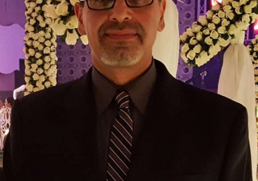 Online Lehrkraft Mehrdad gibt professionellen Deutsch-Unterricht