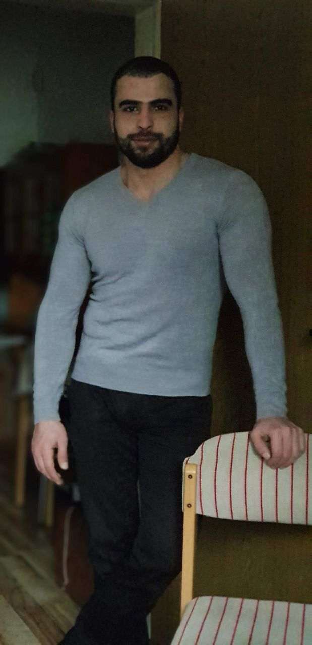 Arabic teacher Mohammed teaches his native language in Sankt Ingbert