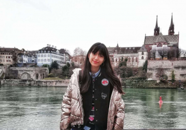 English teacher Rumeng offers online classes for all levels and ages