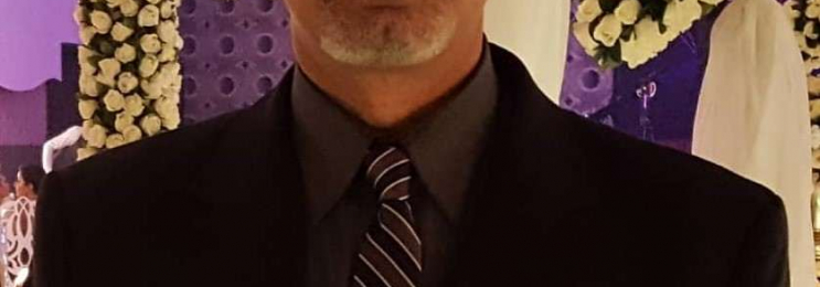 Online Lehrkraft Mehrdad gibt professionellen Deutsch-Unterricht