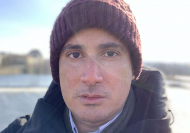 Engagierter Lehrer Carlos bringt Ihnen im online-Unterricht Spanisch bei