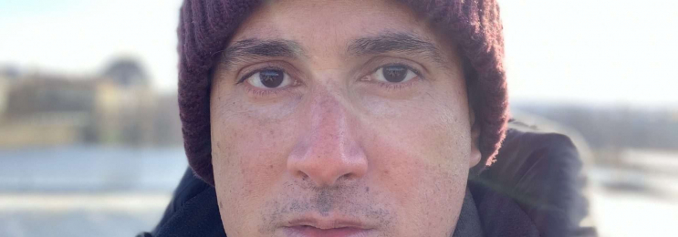 Engagierter Lehrer Carlos bringt Ihnen im online-Unterricht Spanisch bei