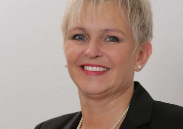 Langerfahrene Englisch-Lehrerin Ingeborg gibt Kurse in Zum Waldweiher