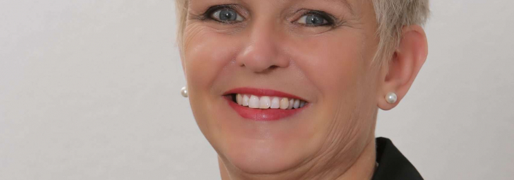 Langerfahrene Englisch-Lehrerin Ingeborg gibt Kurse in Zum Waldweiher